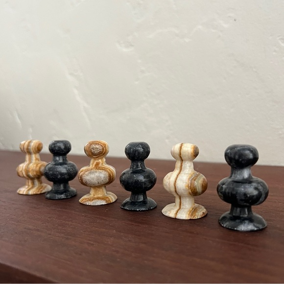Lot of 6 hand carved onyx pawn tan black stone chess game pieces - Picture 4 of 12